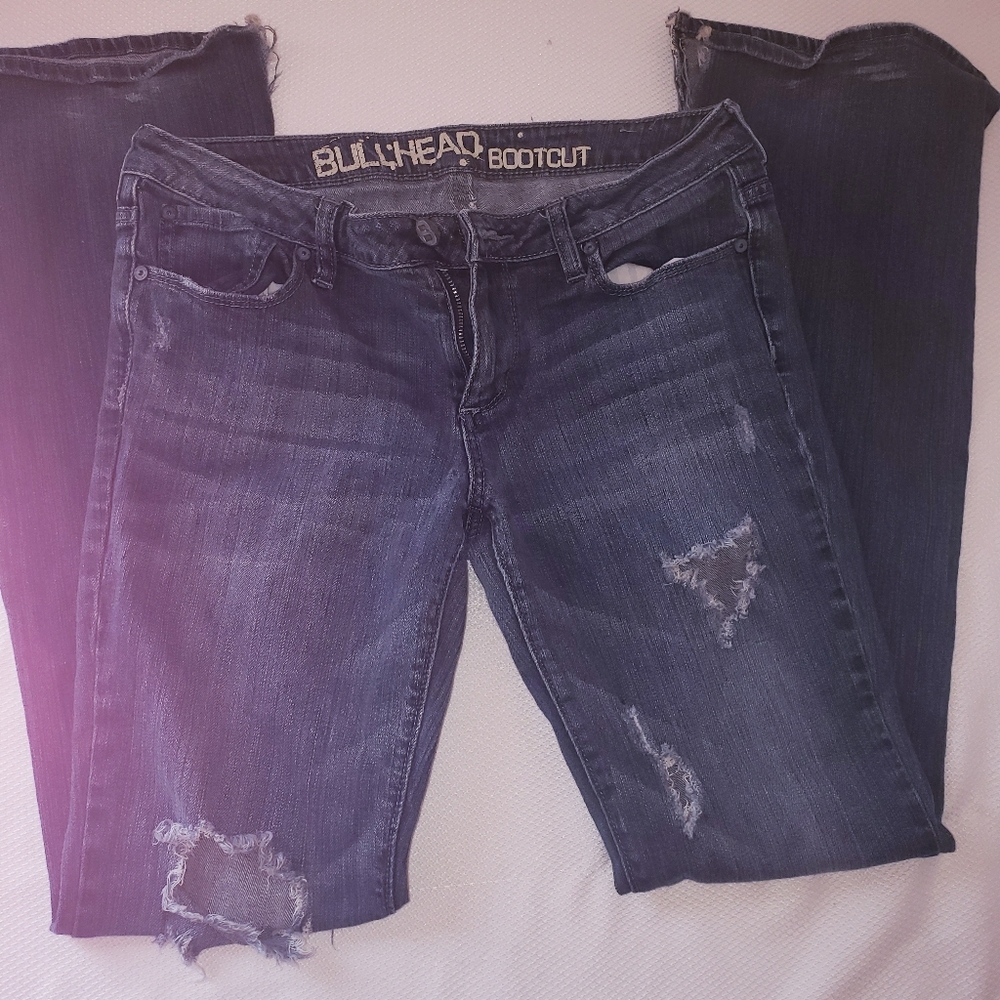 Bullhead but cut distressed denim jean